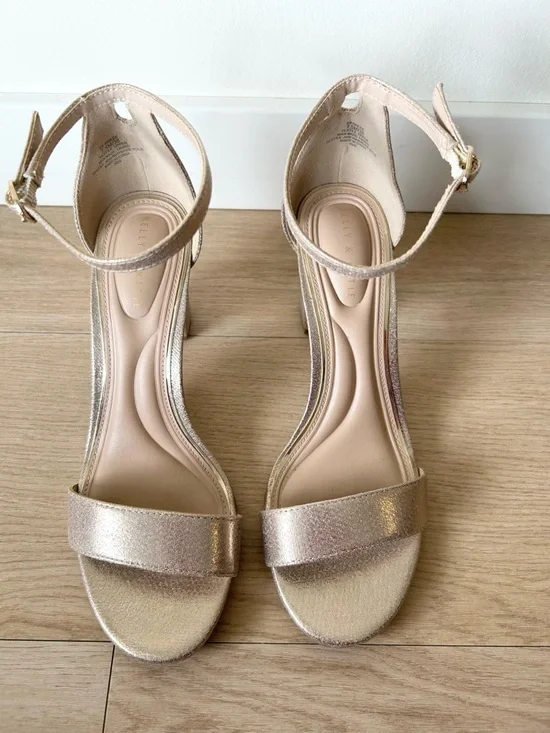 Kelly & Katie Hailee Gold Block Heels - Picture 3 of 7